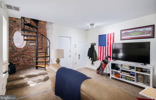 922 4 St, Philadelphia PA 19147-4104 exterior