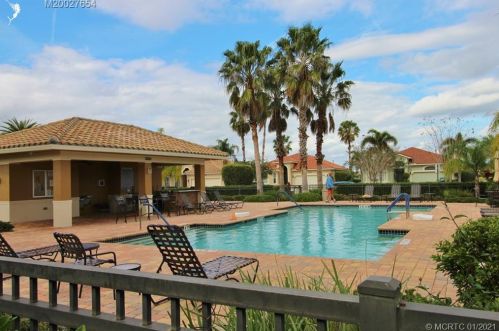 10092 Oak Tree Cir, Fort Pierce FL 34987-2454 exterior