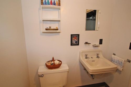 135 Gibbs Ave, Middletown RI 02840-2258 exterior