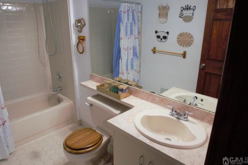 456 Northam Dr, New Brunswick NJ  08902-4242 exterior