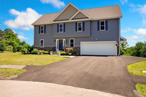 10 Quissett St, Worcester, MA 01602-3243