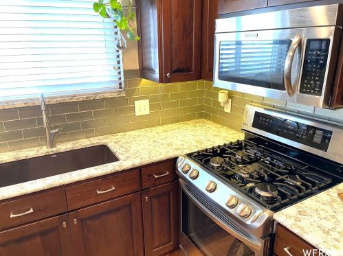 195 Shelly Louise Dr, Sandy UT 84070-4212 exterior