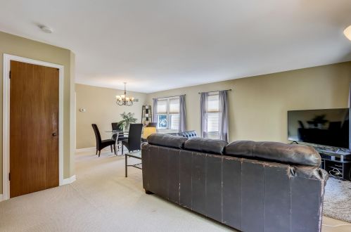 8022 Center St, Milwaukee, WI 53222-4925