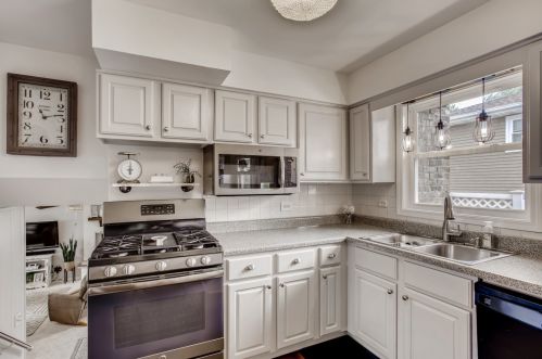 366 Commonwealth Ln, Elmhurst IL 60126-4918 exterior