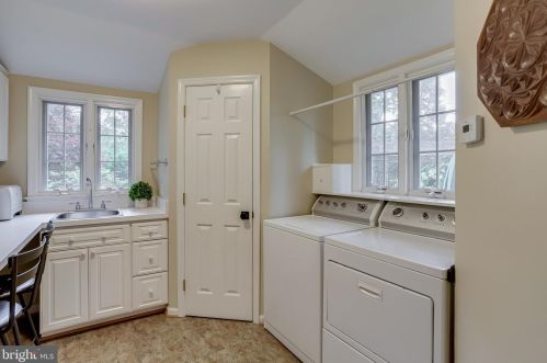 8909 Linton Ln, Alexandria VA 22308-2438 exterior