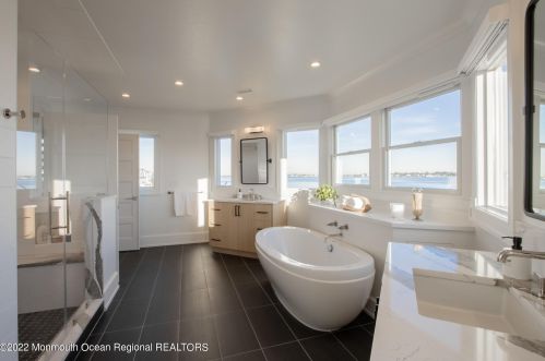 670 Little Silver Point Rd, Little Silver NJ  07739-1737 exterior