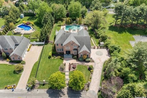 130 Majestic Dr, Huntington Station, NY 11746-4934