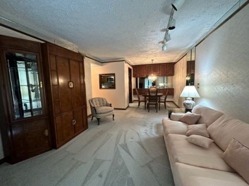 2011 Thornberry Dr, Pittsburgh PA 15235-5062 exterior