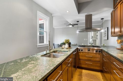 123 Peyton St, Alexandria VA 22314-2723 exterior