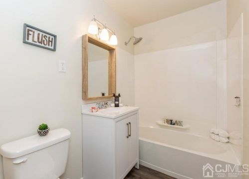 460 College Dr, Edison NJ 08817-5951 exterior