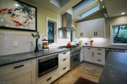 7 Elba Ave, Hopatcong NJ  07843-1807 exterior