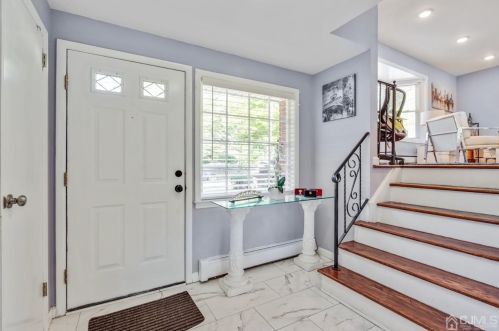 4 Loeb Ct, Edison NJ  08817-4713 exterior