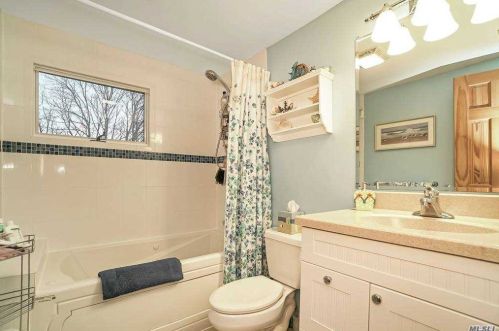 9 Laurel Ln, Commack NY 11725-4110 exterior