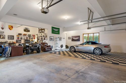 2384 Pebble Crk Dr, Rochester MI 48363-2228 exterior