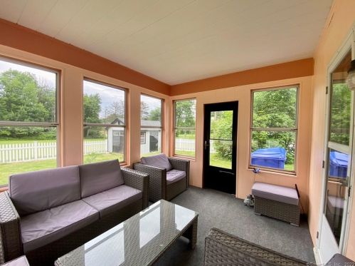 3 Oliver Rd, Enfield CT 06082-5512 exterior