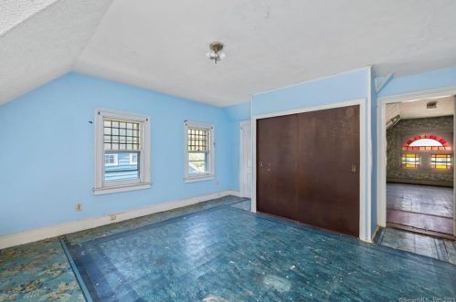 8 Un St, Milford CT 06460-4724 exterior