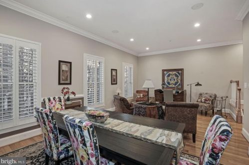 720 Bracey Ln, Alexandria VA  22314-6245 exterior