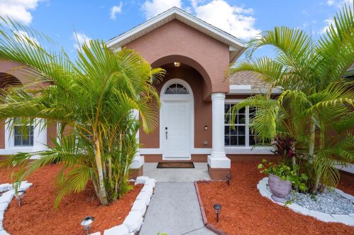 572 Mccomb Ave, Fort Pierce, FL 34953-3811