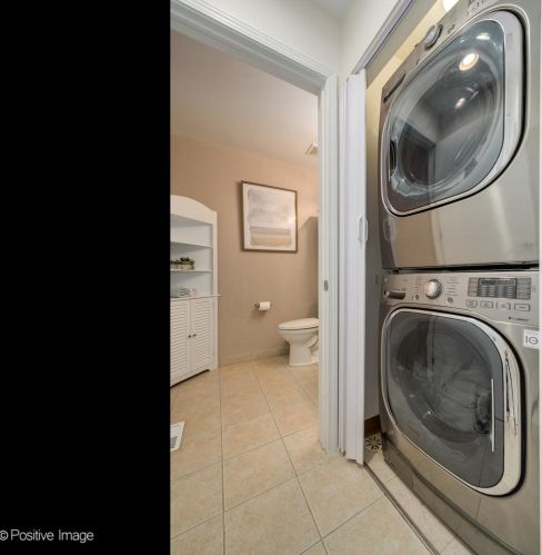 1009 Kingsbury St, Chicago IL 60610-3772 exterior