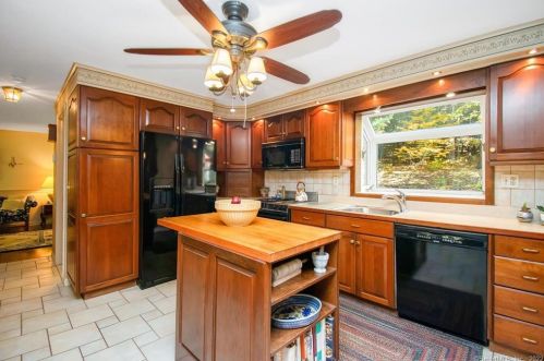 93 Burbank Rd, Ellington CT 06029-2805 exterior