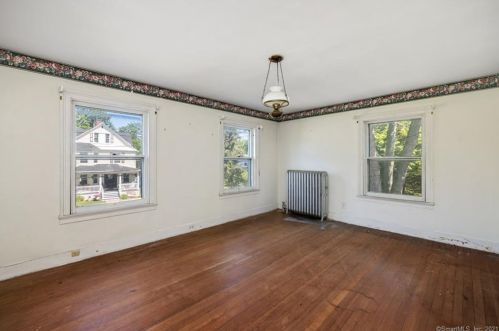 8 Un St, Milford CT 06460-4724 exterior