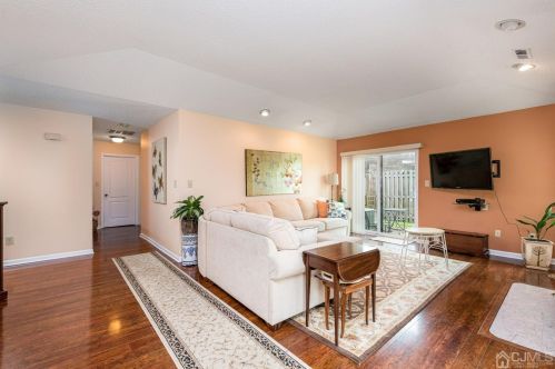 91 Gate House Ln, Edison NJ 08820-4001 exterior