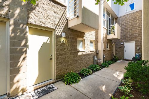 2826 Talman Ave, Chicago, IL 60618-7828