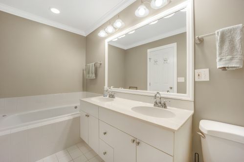 1905 Grace St, Chicago IL 60613-2901 exterior