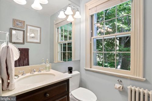 204 Royal St, Alexandria VA  22314-2627 exterior