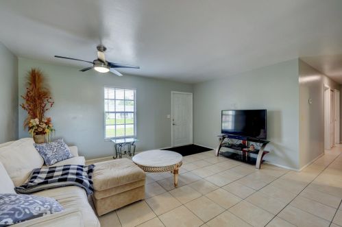 218 Cherryhill Rd, Fort Pierce FL 34953-6232 exterior