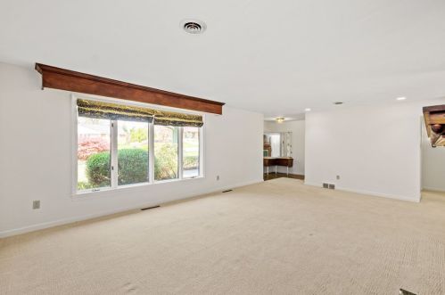 1243 Pinewood Dr, Pittsburgh PA  15243-1811 exterior