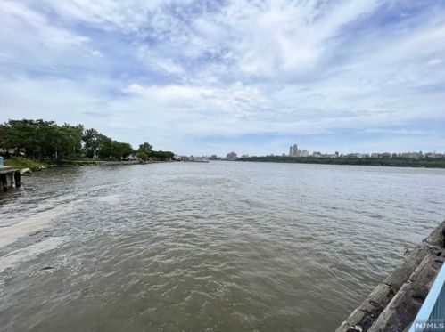 202 Nelson Ct, Edgewater NJ  07020-1631 exterior