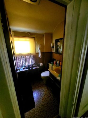 35 Oak Ave, Torrington CT 06790-6538 exterior