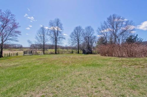 82 Mullen Rd, Enfield CT 06082-6033 exterior