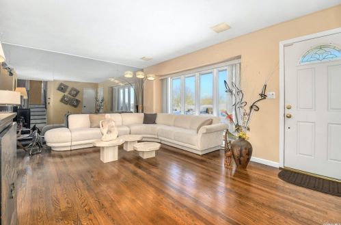 28 Gaymor Ln, Commack NY 11725-1306 exterior