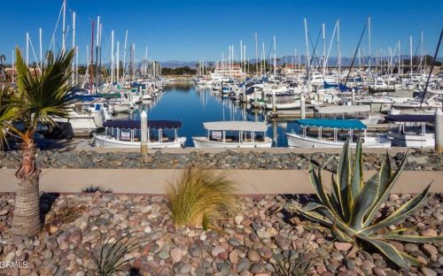 3354 Sunset Ln, Oxnard CA 93035-4128 exterior