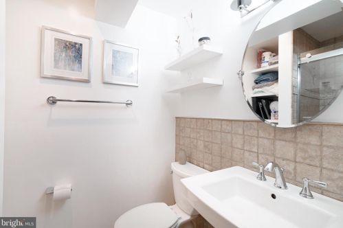 6841 Heatherway Ct, Alexandria VA 22315-3942 exterior