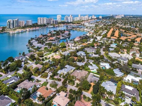 619 Binnacle Dr, Naples FL 34103-2724 exterior