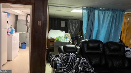 823 Longshore Ave, Philadelphia PA  19111-4422 exterior