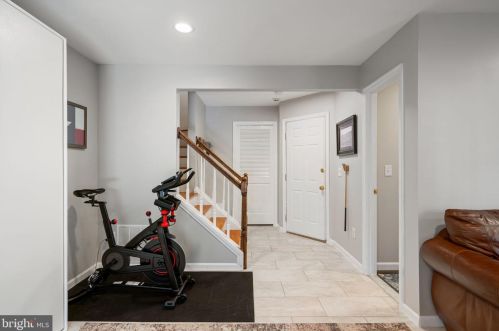 6005 Kestner Cir, Alexandria VA  22315-4834 exterior