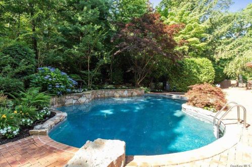 10 Durham Dr, Huntington Station NY 11746-5310 exterior