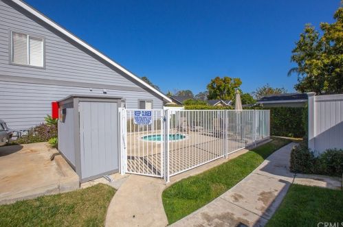 1042 Walnut St, Tustin CA 92780-4642 exterior