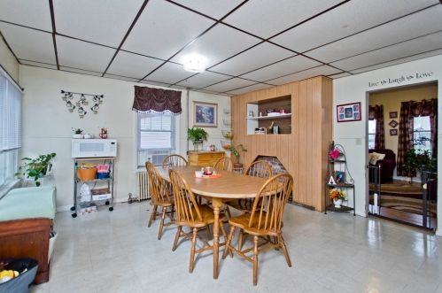 242 Grove St, Chicopee MA 01020-1820 exterior