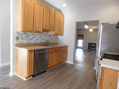 220 Terrace Lake Dr, Kinnelon NJ  07405-3250 exterior