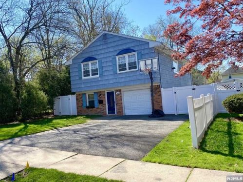 562 Oritani Pl, Teaneck, NJ 07666-1665