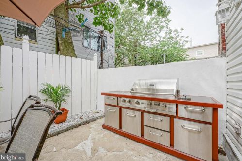 1134 Carpenter St, Philadelphia PA 19147-3608 exterior