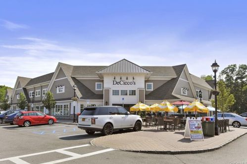 19 Caruso Pl, Armonk NY 10504-1366 exterior