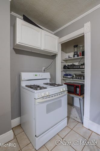 1556 Queen Ave, Grand Rapids MI 49505-4959 exterior