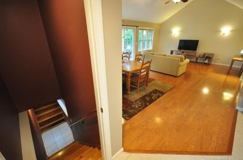 221 Marshall Phelps Rd, Windsor CT 06095-1743 exterior