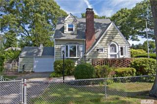 26 Tulip St, Hunt, NY 11743-4644